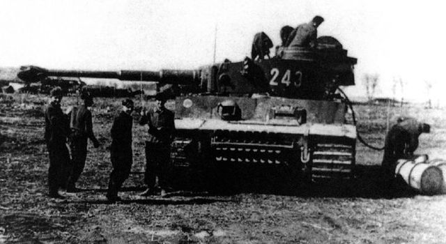 Uno de los 2 Tigers que participaron en el ataque a Anastassievska repostando combustible. Febrero 1943