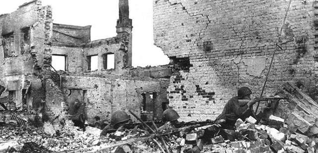 Tropas del 64ª Ejercito combatiendo con sus subfusiles PPSH-41 entre las ruinas de Stalingrado