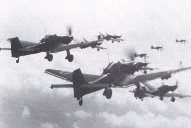 Escuadrilla de Stuka dirigiéndose hacia las posiciones soviéticas
