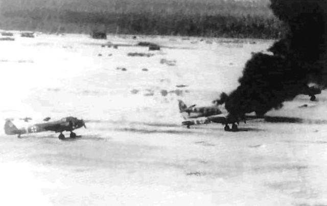 Aviones alemanes dañados por la Fuerza Aérea Soviética en el aeródromo de Orel. Invierno 1941