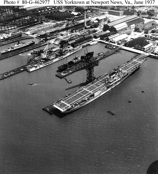 El USS Yorktown CV-5 en el Newport News Shipbuilding y Dry Dock Company, de Newport News, Virginia, en junio de 1937, mientras se prepara para las pruebas de mar