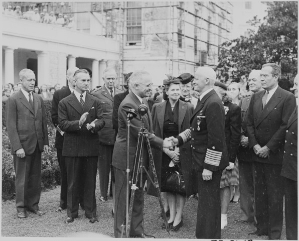El presidente Truman da la mano al Almirante Nimitz