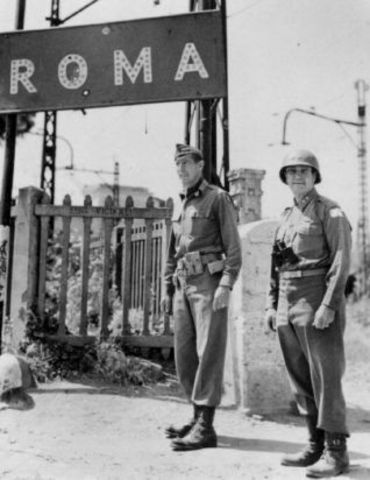 General Mark Clark, izquierda, comandante del 5º Ejército de Estados Unidos en las puertas de Roma. Junio 1944