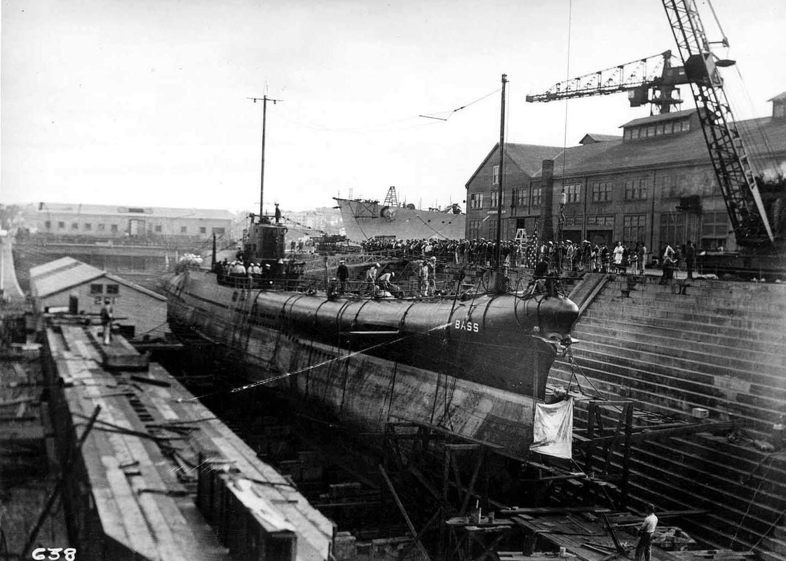 El USS Bass SS-164 en dique seco en Mare Island, el 31 de octubre de 1933