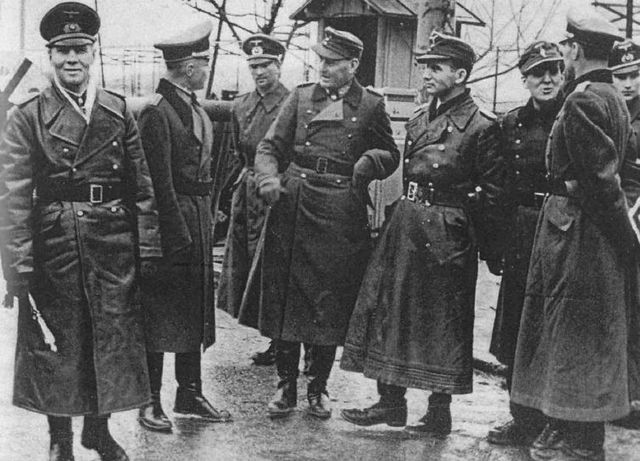 El Generalfeldmarschall Rommel en una de sus primeras visitas de inspección a la Muralla Atlántica. Enero 1944