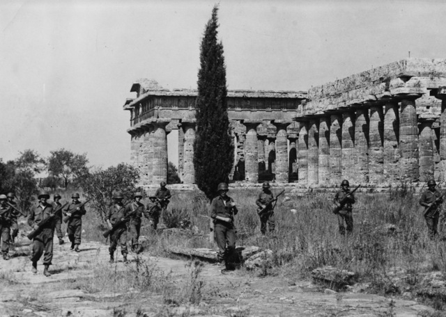 Tropas estadounidenses en las ruinas de Paestum