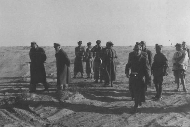 El Generalfeldmarschall Kesselring conversando con Rommel en las afueras de Tobruk
