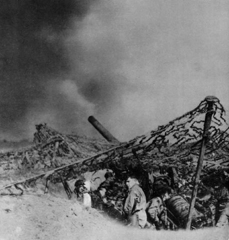 Obús norteamericano de 155mm abriendo fuego desde la cabeza de playa sobre las posiciones alemanas