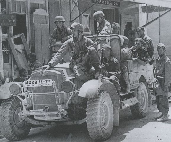 29 de Mayo de 1941. Fallschirmjägers entrando en la ciudad de Heraklion, ciudad más importante de la isla de Creta