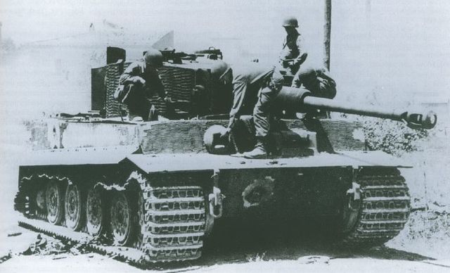 Tiger nº 221 de la 2 K. del S. Pz. Abt. 504 puesto fuera de combate en Cecina es observado por infantes norteamericanos. 1 de Julio de 1944