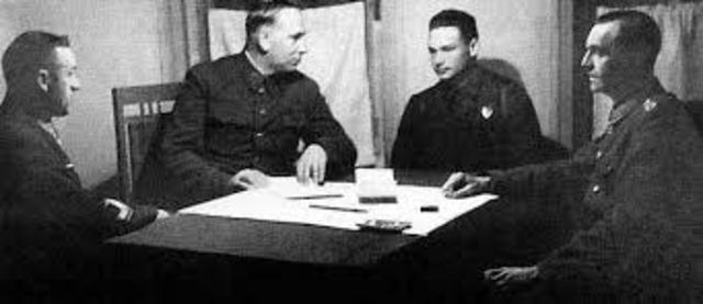 De izquierda a derecha, el General Rokossovski, mariscal Voronov, el traductor Nikolay Diatlenko y Paulus