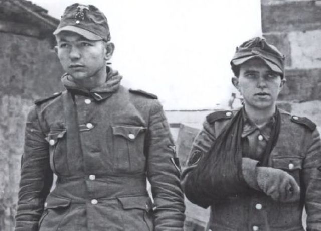 Dos jóvenes soldados del 12º SS Gebirgsregiment capturados en Wimmenau, cerca de Wingen-sur-Moder