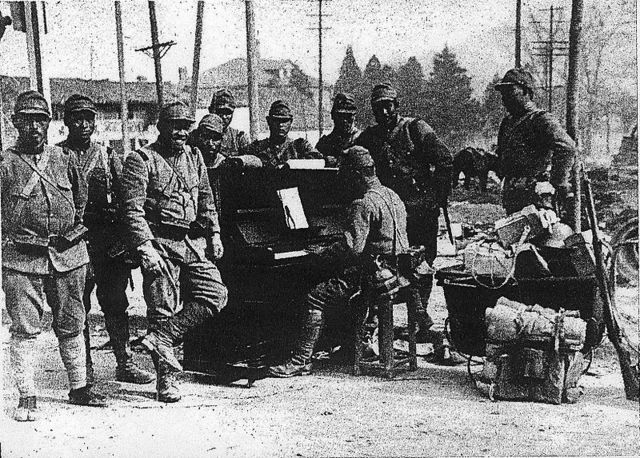 Los soldados japoneses se divierten con un piano, que han capturado como botín