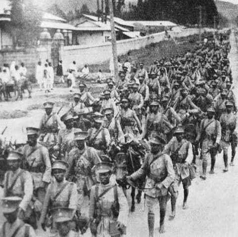 Unidad de regulares del ejército en marcha hacia el frente de batalla