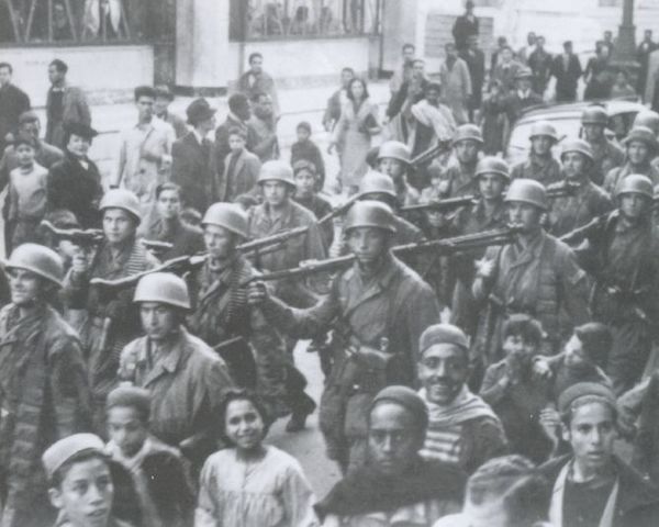 Tropas paracaidistas desfilando por las calles de Túnez. Noviembre 1942