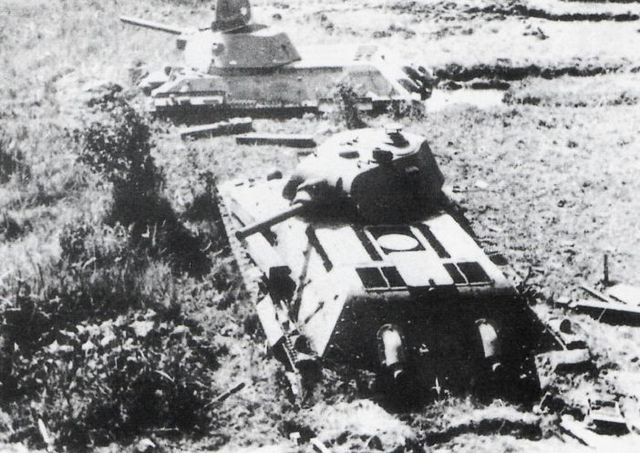 Tanques T-34 puestos fuera de combate en Bielorrusia en julio de 1941. El tanque en primer plano es de 1940, el del fondo es de la producción de 1941