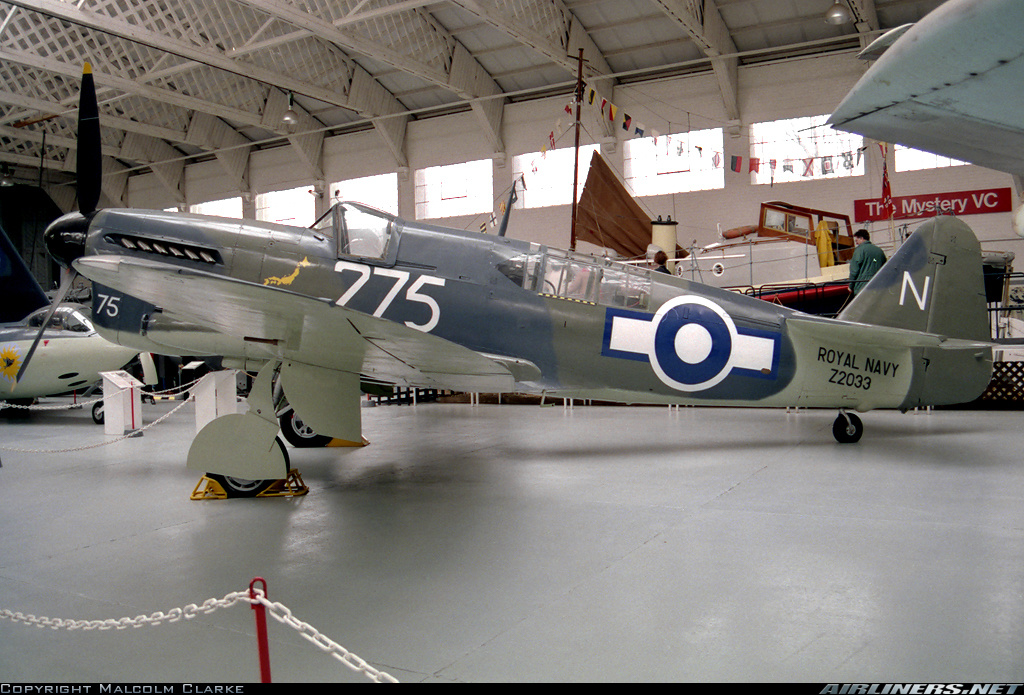 Fairey Firefly TT4 Nº de Serie F.8026 está en exhibición en el Royal Navy Historic Flight en Somerset, Inglaterra