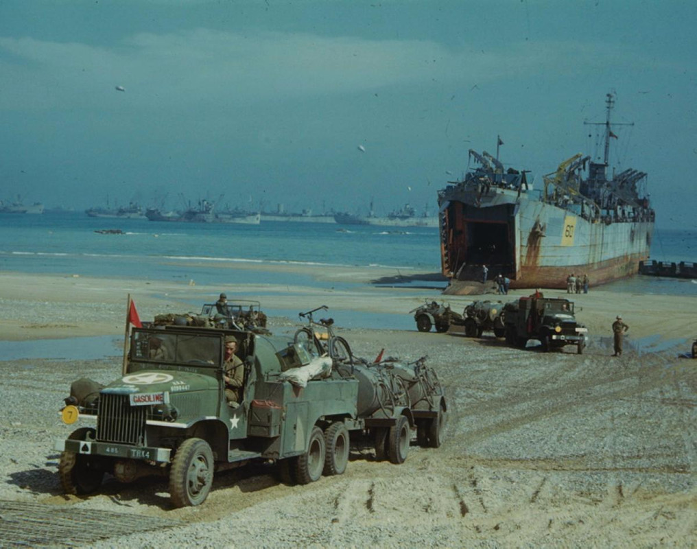 Equipos y tropas son desembarcados a lo largo de todas las playas