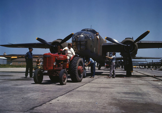 Bombardero B-25, siendo arrastrado a lo largo de una línea de montaje al aire libre con un tractor Internacional, en Kansas City, Kansas, en octubre de 1942