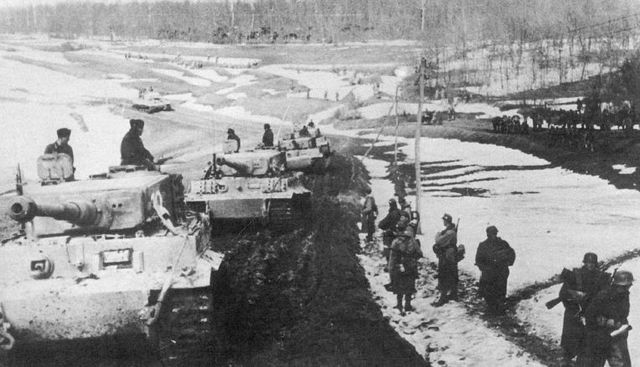 Tigers de la 3 K. del 506 S. Pz. Abt. y soldados de la 100 Jäger Division en Biala Cerkiev. Abril 1944