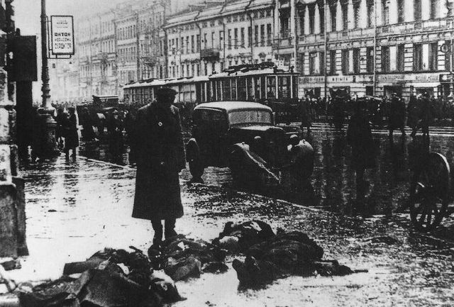 Las primeras víctimas del bombardeo alemán a la ciudad. 4 de septiembre de 1941