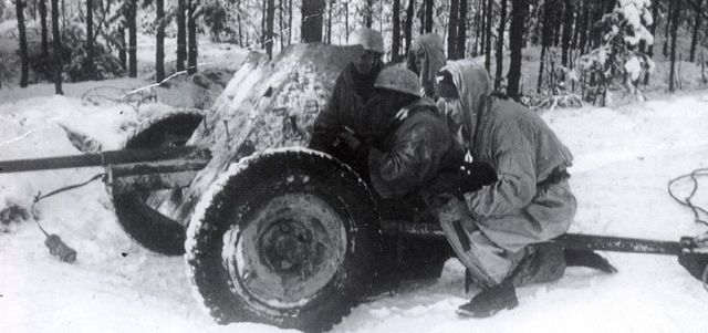 Dotación de Fallschirmjägers manejando un Pak 36 de 37 mm en el río Neva. La 7ª Flieger Div. sufrió durante los combates en este sector unas 2.700 bajas. Noviembre de 1941