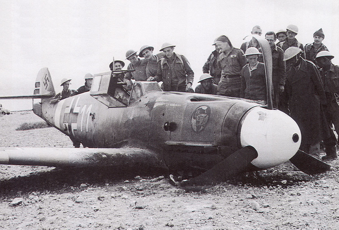 Soldados britÃ¡nicos tienen una rara oportunidad de examinar un Bf 109 F-4, El Adem, Libia, diciembre de 1941