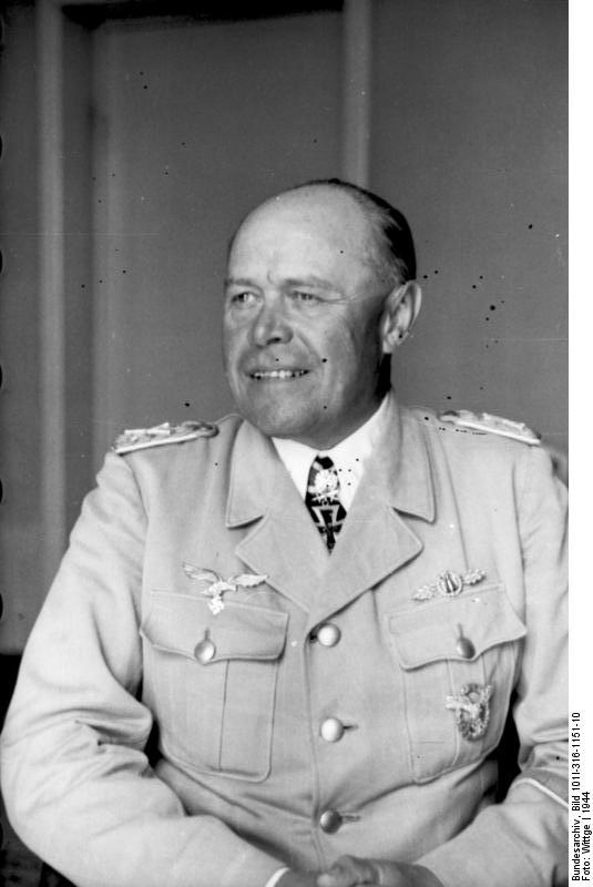 Generalfeldmarschall Albert Kesselring, con uniforme tropical y las hombreras con los bastones cruzados sobre base blanca, se dice que Kesselring obsequio un par de bastones a Rommel para sus hombreras de mariscal mientras le llegaban las correspondientes de él