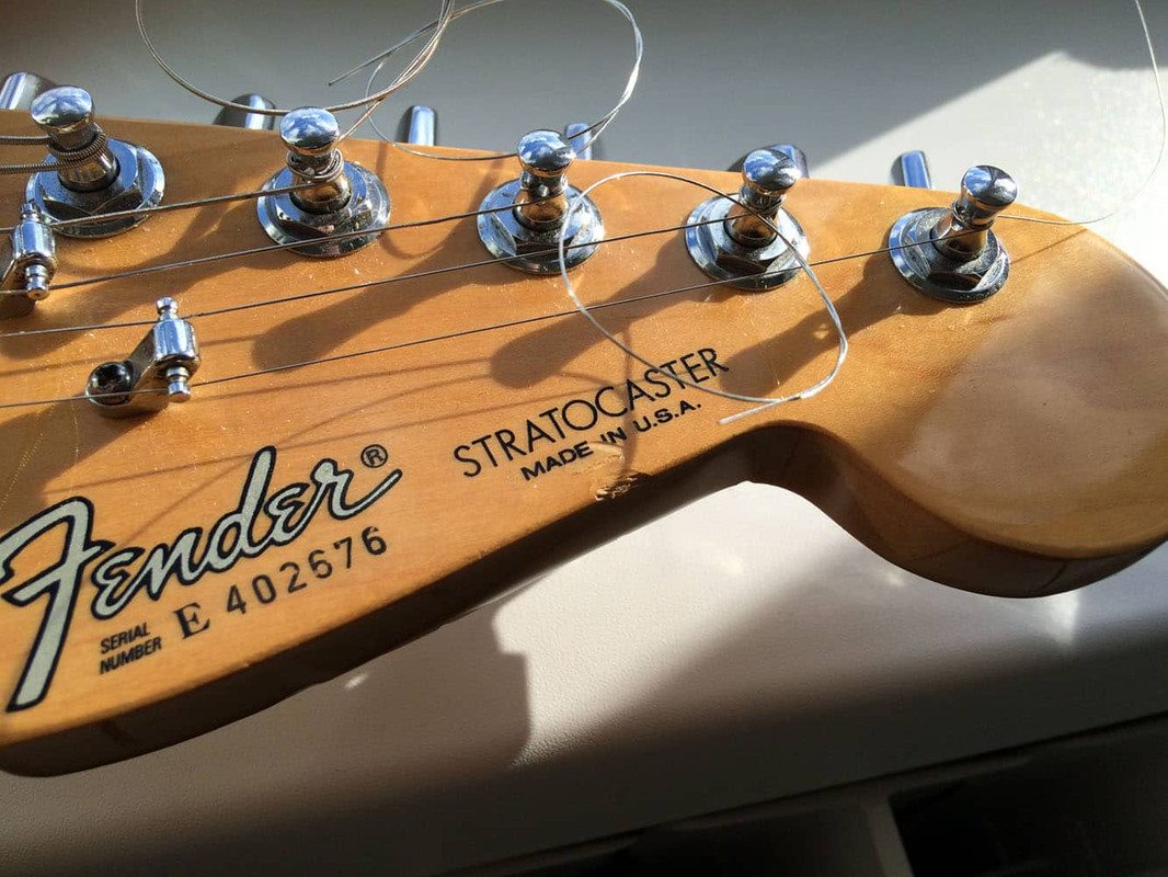 Фендер стратокастер. Гриф Fender Stratocaster American Standard. Голова Fender Stratocaster 1966. Дека Фендер стратокастер 1984. Винтажный сингл Fender Stratocaster.