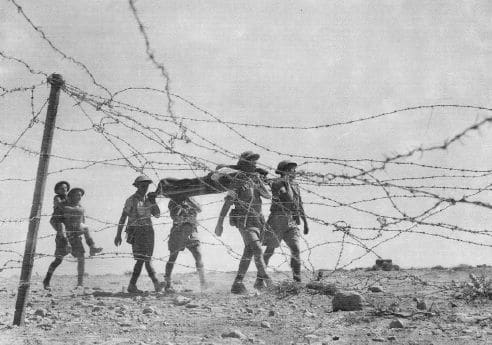 Un soldado australiano es evacuado en el perímetro de Tobruk