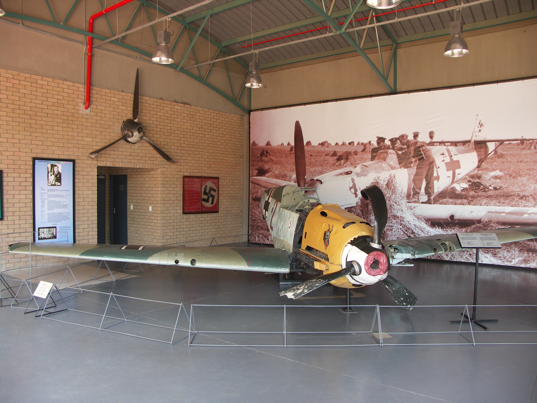 Messerschmitt Bf 109 E-3 Nº de Serie 1289 Red 2 conservado en el South African National Museum of Military History en Johannesburg, Sudáfrica
