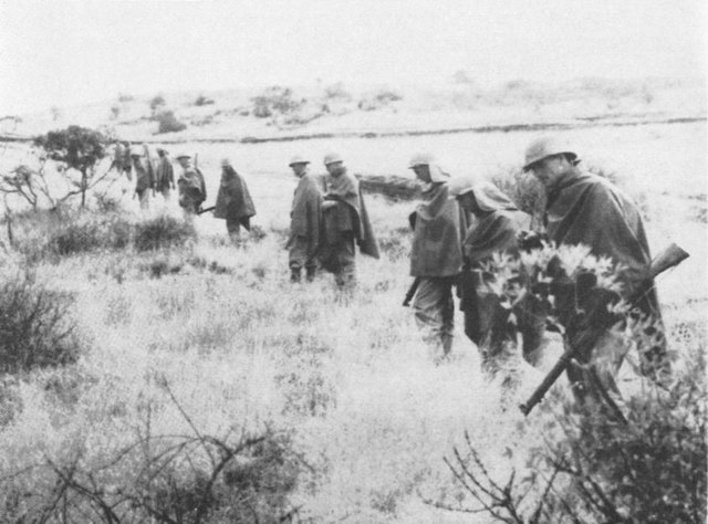 Ingenieros sudafricanos buscando minas en la sabana del sur de Abisinia. Febrero de 1941