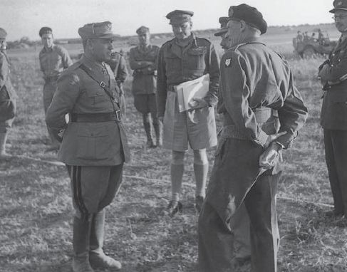 El general Giovanni Messe, izquierda, comandante de la fuerzas italianas en Túnez, rinde sus fuerzas ante el Teniente General Bernard L. Montgomery, comandante del 8º Ejército Británico. Mayo de 1943