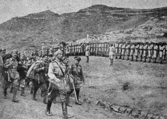 Prisioneros italianos desfilando ante una guardia de honor de soldados indios. Amba Alagi, mayo de 1941