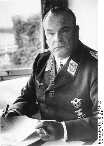 Generalfeldmarschall Hugo Sperrle, nos muestra las insignias de las solapas de su chaqueta y se pueden ver también parte de las hombreras y los bastones cruzados