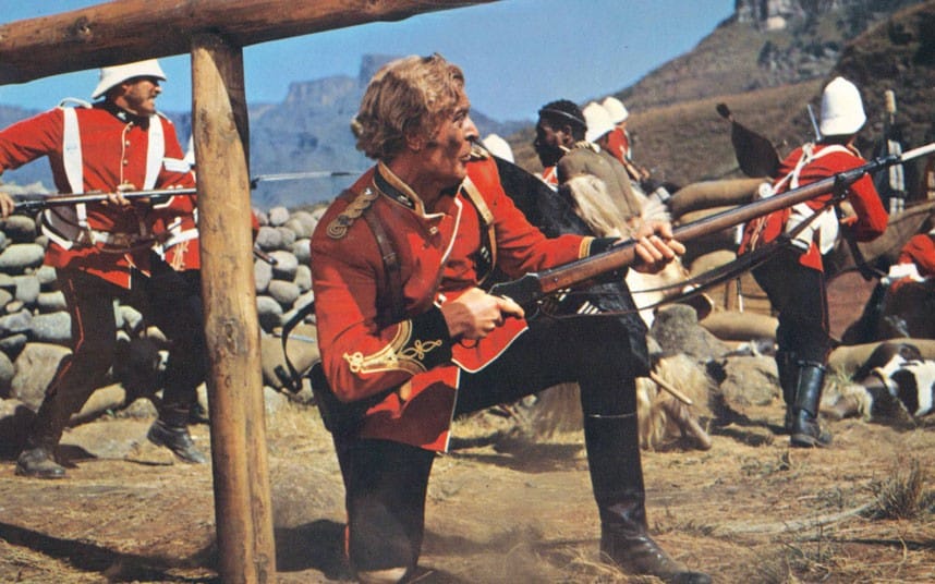 Fotograma de la película Zulu dirigida por Stanley Baker en 1964, mostrando al Teniente Gonville Bromhead, interpretado por Michael Caine, usando un Martini-Henry