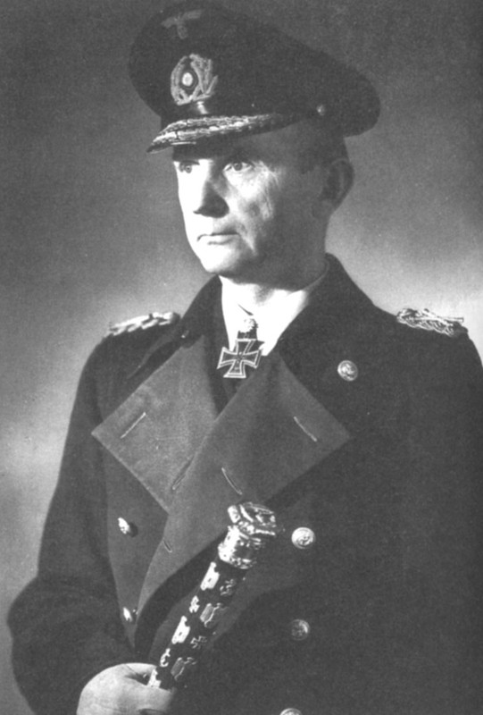 Karl Dönitz con su bastón de Grossadmiral