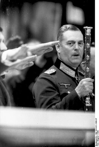 Generalfeldmarschall Wilhelm Keitel saludando con su bastón otorgado el 19 de julio de 1940, mas por su fidelidad al Führer que por sus méritos militares