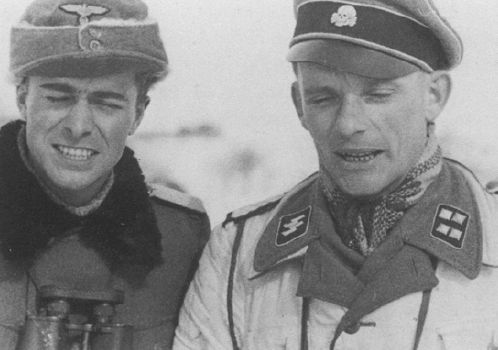 A la izquierda de la imagen podemos ver a Peiper, a su lado el SS Sturmbannführer Heinz Westernhagen. Kharkov, febrero de 1943