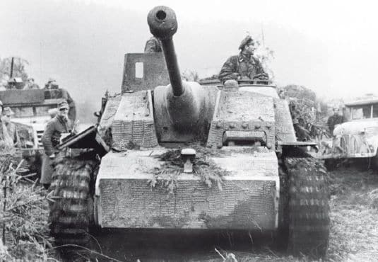 Columna blindada de la 150ª Brigada Panzer. En primer plano un StuG III, al fondo a la izquierda, un semioruga norteamericano M3 utilizado por esta unidad alemana